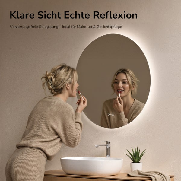 Runder LED Wandspiegel im Badezimmer, eine Frau schminkt sich vor dem Spiegel mit integrierter Beleuchtung über einem Waschbecken.