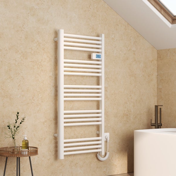 Elektrischer Handtuchwärmer im Badezimmer