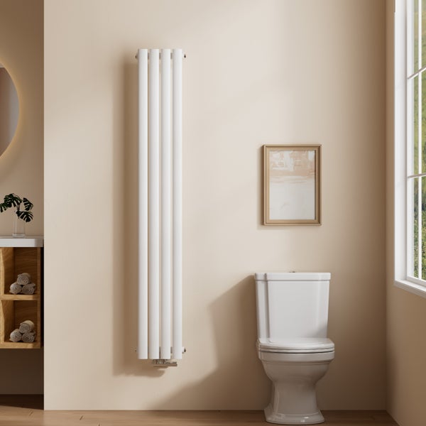 Helles Badezimmer mit Heizkörper, Toilette und Waschbeckenunterschrank.