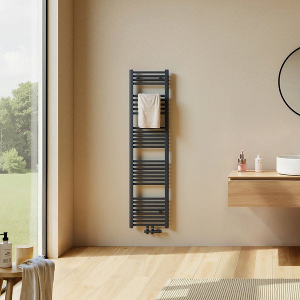 Badezimmer mit Handtuchwärmer, Waschtisch und Spiegel für ein helles und organisiertes Ambiente