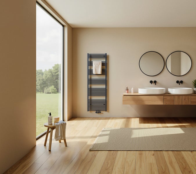 Modernes Badezimmer mit Doppelwaschbecken auf einem Holzschrank, zwei runden Spiegeln, einem Handtuchheizkörper und großen bodentiefen Fenstern.