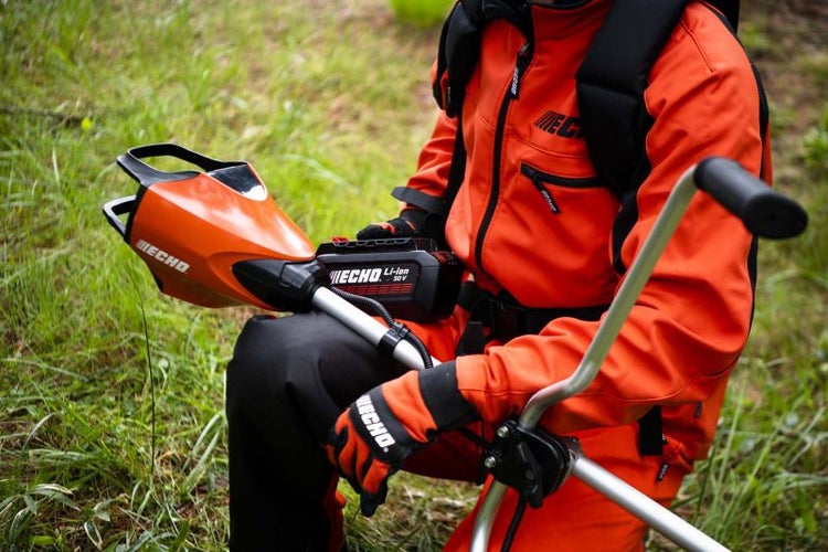 Eine Person mit einer Motorsense der Marke Echo im Einsatz.