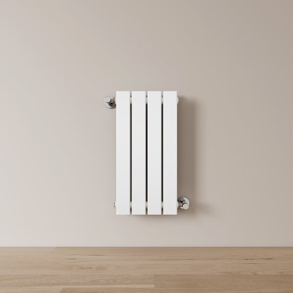 Weißer Heizkörper mit vier Paneelen an der Wand