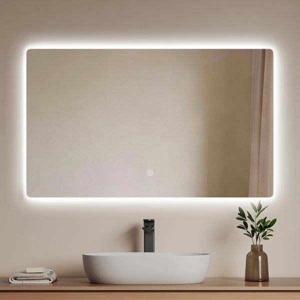 Moderner Badezimmerspiegel mit LED-Hintergrundbeleuchtung, abgerundeten Ecken und Touch-Sensor über einem ovalen Waschbecken mit schwarzer Armatur.