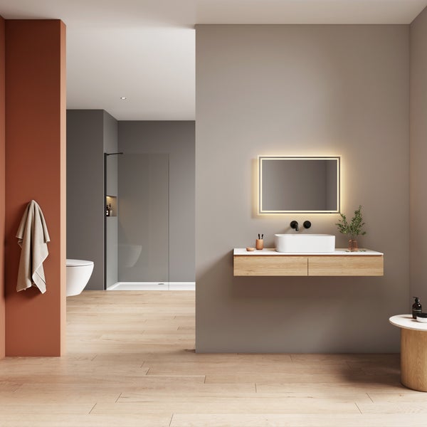Modernes Badezimmer mit holzfarbenem Waschtisch, Aufsatzwaschbecken, beleuchtetem Spiegel und offener Dusche.