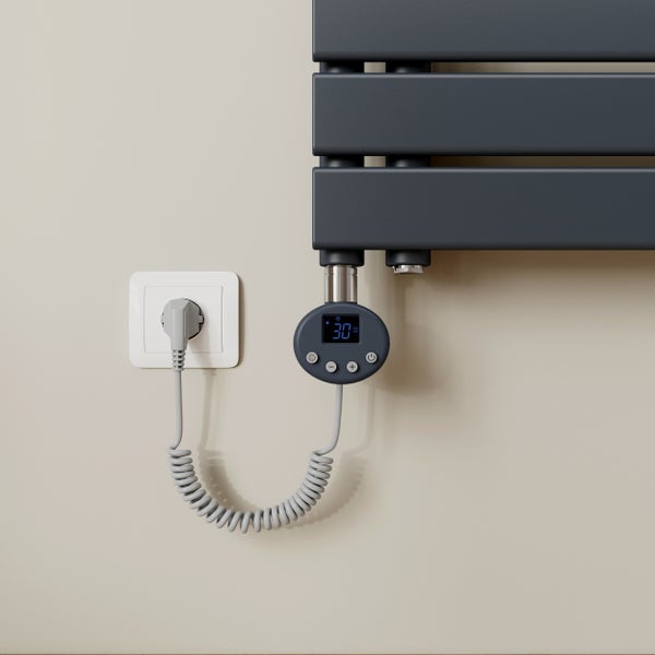 Elektrischer Handtuchwärmer mit digitaler Steuerung und Stecker