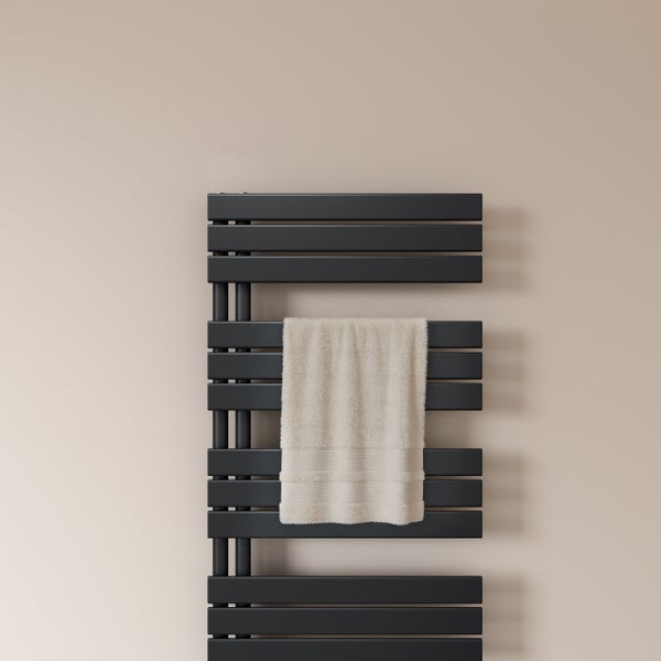 Schwarzer Handtuchwärmer mit Handtuch an der Wand
