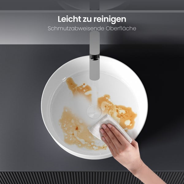 Reinigung eines Waschbeckens mit schmutzabweisender Oberfläche.