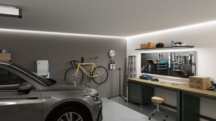 Garage mit Auto, Werkbank, Werkzeugwand, Fahrrad und Ladestation für Elektrofahrzeuge