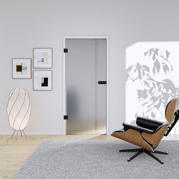 Satinierte Ganzglastür mit vertikalen Streifen und schwarzen Beschlägen in einem modern eingerichteten, hellen Wohnzimmer.