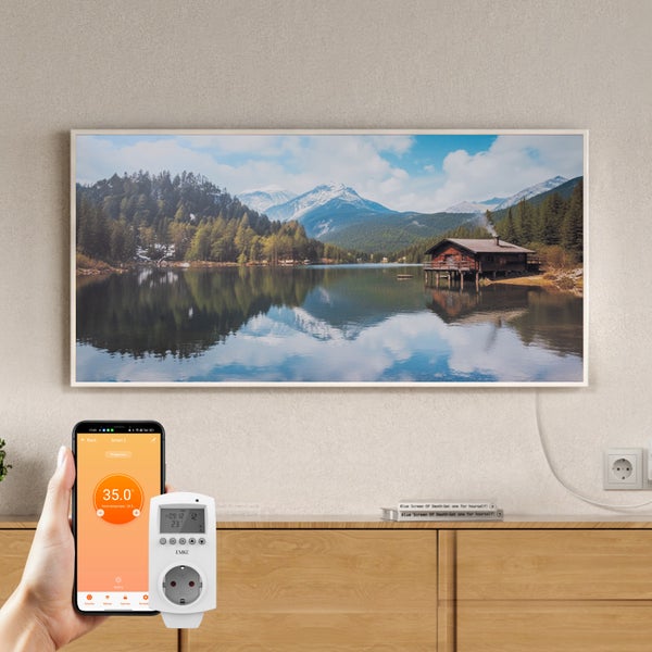 Infrarotheizung mit Landschaftsmotiv an einer Wand, gesteuert per Smartphone App und Steckdosenthermostat von EMKE.