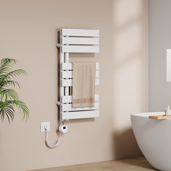 Modernes Badezimmer mit weißem Handtuchwärmer, beheiztem Handtuch und Badewanne