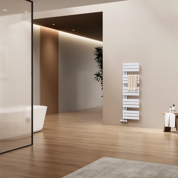 Moderner Badezimmerbereich mit einem Handtuchheizkörper an der Wand, Holzoptik Boden und einer freistehenden Badewanne hinter einer Glaswand.
