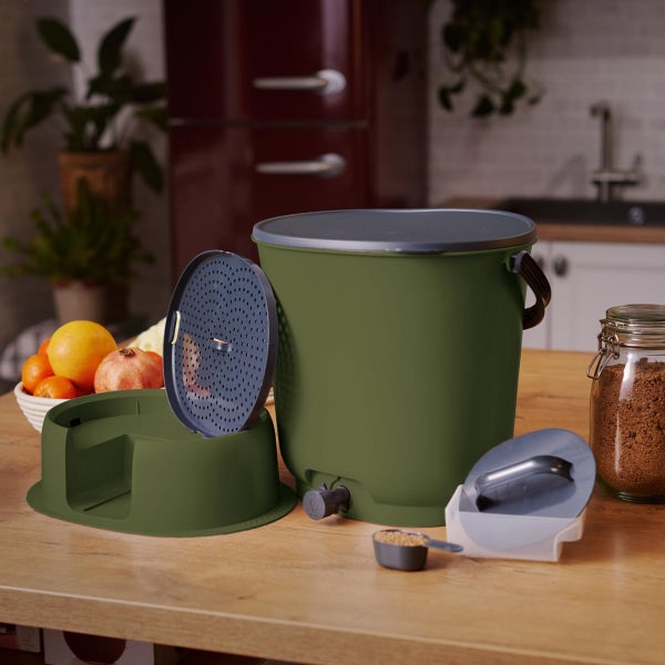Skaza Bokashi Essential Biomülleimer Küche (15,3 Liter) + Base - Komposteimer Küche und Garten aus recyceltem Kunststoff - Starter Set + incl. 1 kg Fermentation Starter - Olive