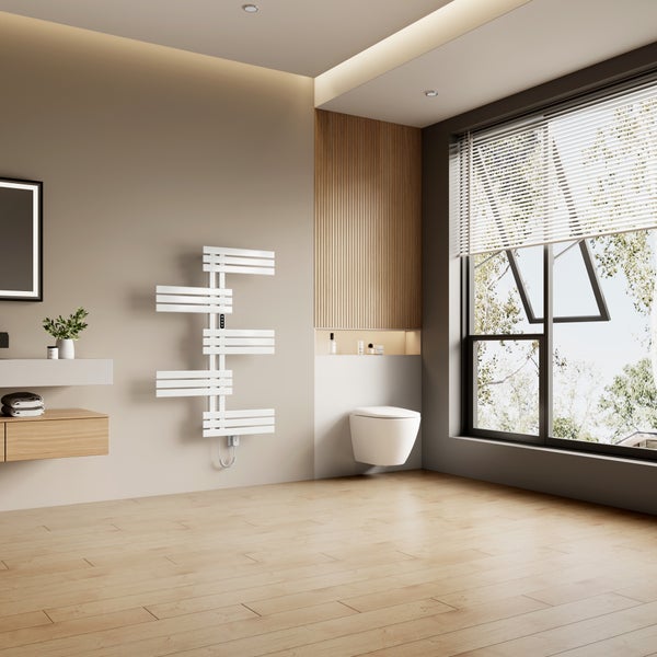 Modernes Badezimmer mit elektrischem Handtuchheizkörper, Wand-WC, Holzoptik-Fliesen und integrierten Holzlamellen an der Wand.