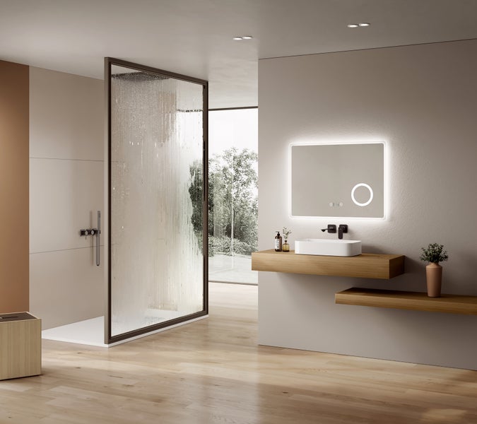 Badezimmer mit Dusche, Waschtisch und Spiegel mit Beleuchtung