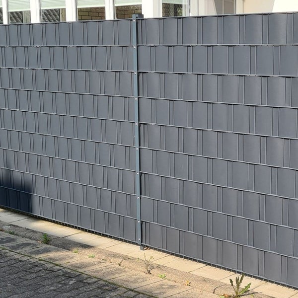 Sichtschutzzaun aus Kunststoff mit Metallelementen