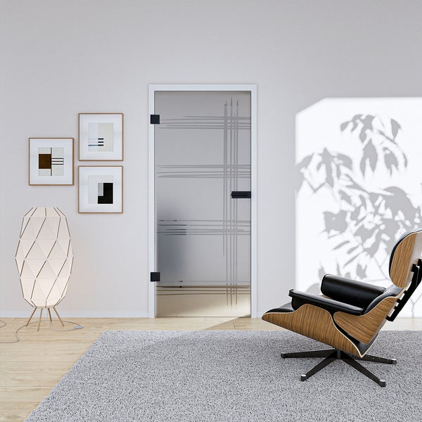 Glastür mit Linienmuster und schwarzem Beschlag in einem modernen Zimmer mit Sessel, Stehlampe und Teppich.