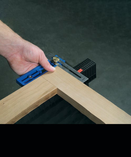 Hand markiert Holzrahmen mit Streichmaß