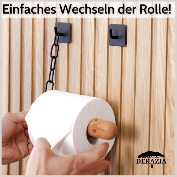Wandmontierter Toilettenpapierhalter mit Kette und Holzrollenhalter von Dekazia bei der Benutzung an einer Holzpaneelwand.