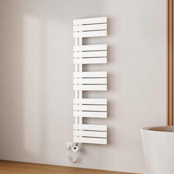 Wandmontierter, elektrischer Handtuchwärmer mit horizontalen Heizstäben im Badezimmer.