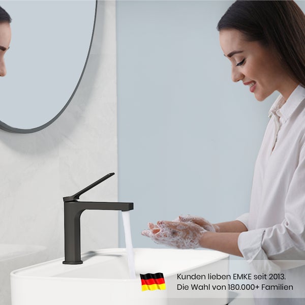 Waschbecken mit Armatur im Badezimmer, Frau wäscht sich die Hände