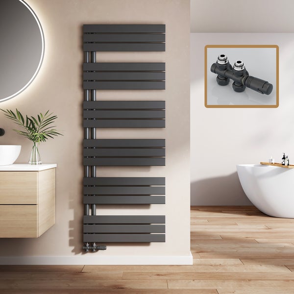 Badezimmer mit Handtuchwärmer, Waschtisch und Badewanne