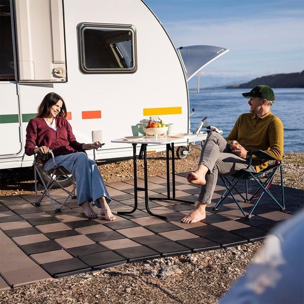 Skaza Balkon Boden - Terrassenplatten Außenbereich mit Klicksystem - 25 x 25 cm, 0,5 m² 8 Fliesen - Wetterfeste Balkonfliesen - Belastbar bis 1000 kg, Modular & Rutschfest - 100% Recycelt - Braun