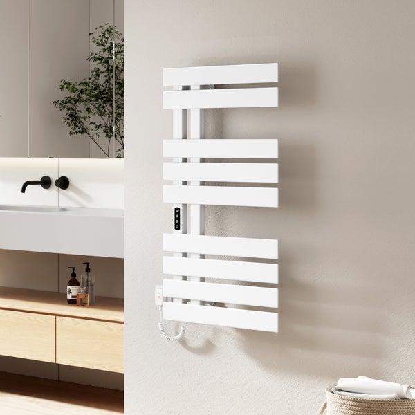 Elektrischer Handtuchheizkörper in modernem, asymmetrischem Design an einer Badezimmerwand neben einem Waschtisch mit schwarzer Armatur.