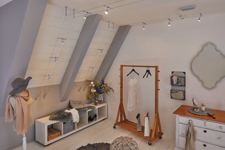 Paulmann Logo zusammen mit einer matten Chrom-Drahtseilleuchte und der Produktverpackung.