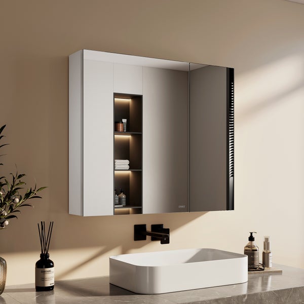 Moderner EMKE Spiegelschrank mit beleuchteten Regalfächern und Spiegeltüren über einem weißen Aufsatzwaschbecken und einer schwarzen Wandarmatur.