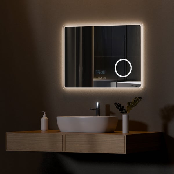 Badezimmer mit beleuchtetem Spiegel, Waschbecken und Waschtisch