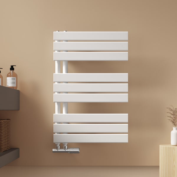 Weißer Handtuchheizkörper mit geraden Heizrohren im Badezimmer.
