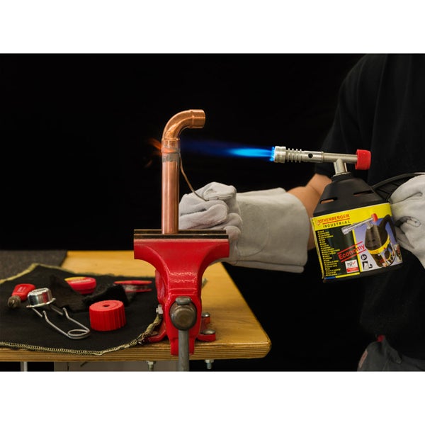 Löten von Kupferrohr mit einer Lötlampe in einem Schraubstock