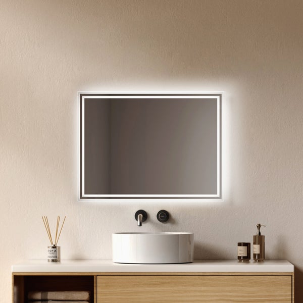 Moderner, rechteckiger Badspiegel mit integrierter LED-Beleuchtung über einem weißen Aufsatzwaschbecken und einer Holzkonsole in einem hellen Bad.