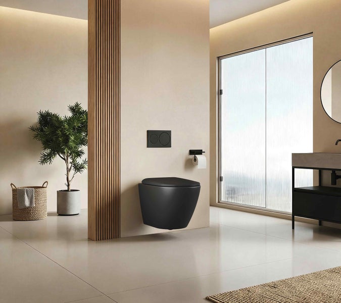 Modernes Badezimmer mit wandhängendem WC in Schwarz vor einer Lamellenwand, ergänzt durch eine passende Betätigungsplatte und Toilettenpapierhalter.