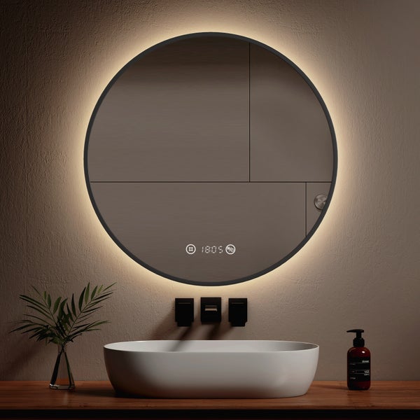 Runder Badspiegel mit LED-Beleuchtung, Digitaluhr und Touch-Bedienung über einem weißen Waschbecken in modernem Badezimmer.