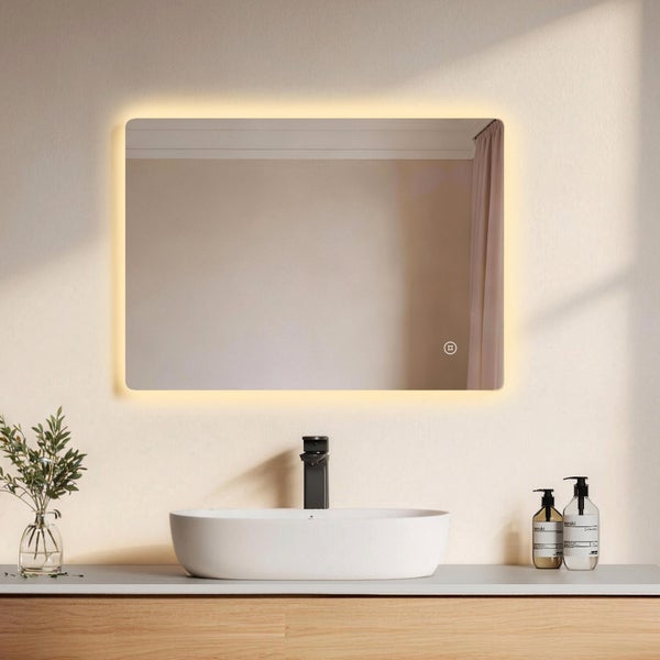 Modernes Badezimmer mit rechteckigem LED-Spiegel, ovalem Aufsatzwaschbecken und schwarzer Armatur auf einem Holzwaschtisch. Hell und geordnet.