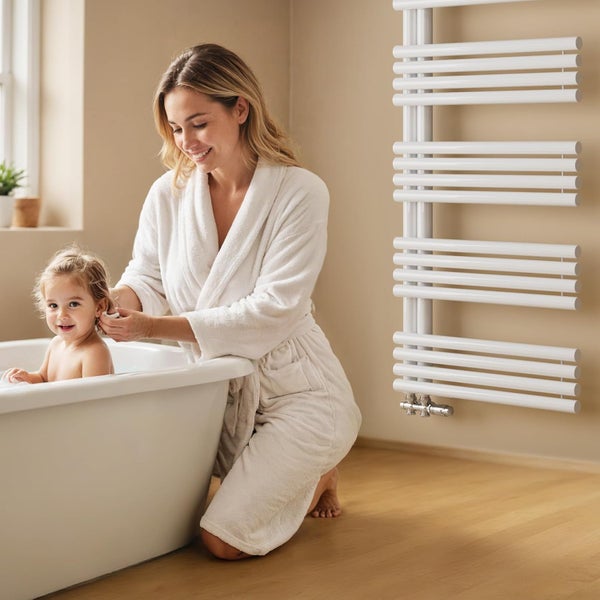 Badezimmerszene mit Mutter und Kind in der Badewanne sowie einem Heizkörper für Handtücher.