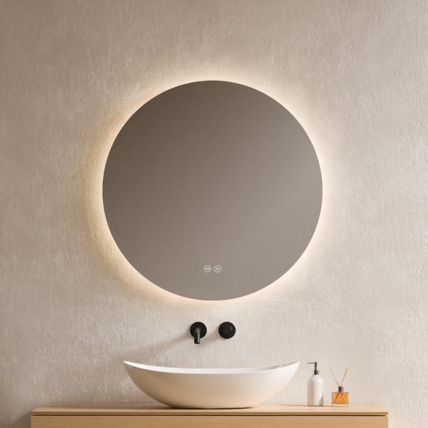 Runder Badezimmerspiegel mit LED-Hintergrundbeleuchtung und Touch-Steuerung über einem weißen Aufsatzwaschbecken und schwarzer Armatur.