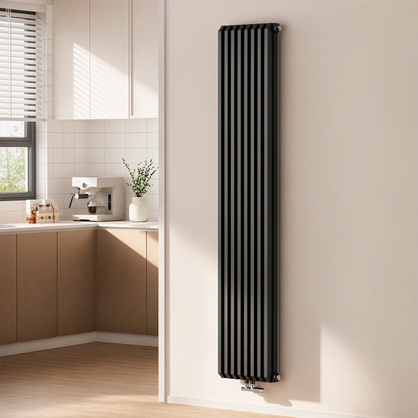 Schmaler, senkrechter Heizkörper an einer Wand montiert