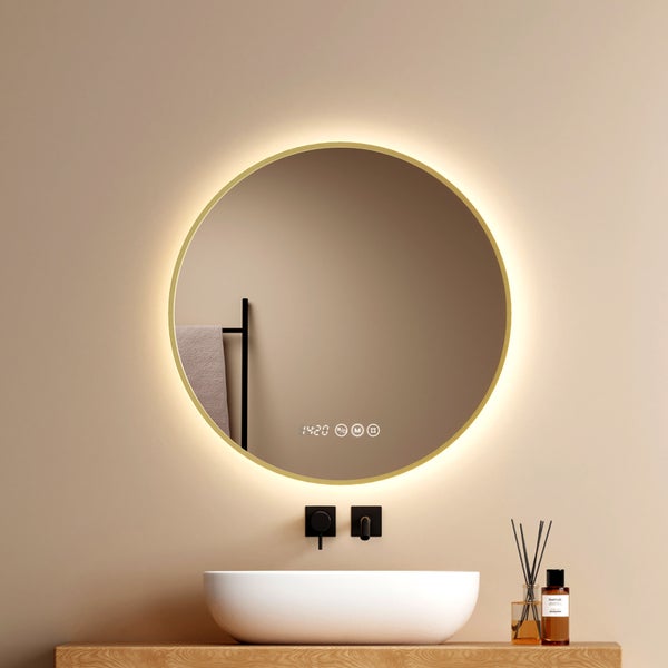 Runder LED Badspiegel mit integrierter Uhr und Touch-Bedienung über einem Waschbecken auf einem Holzwaschtisch.