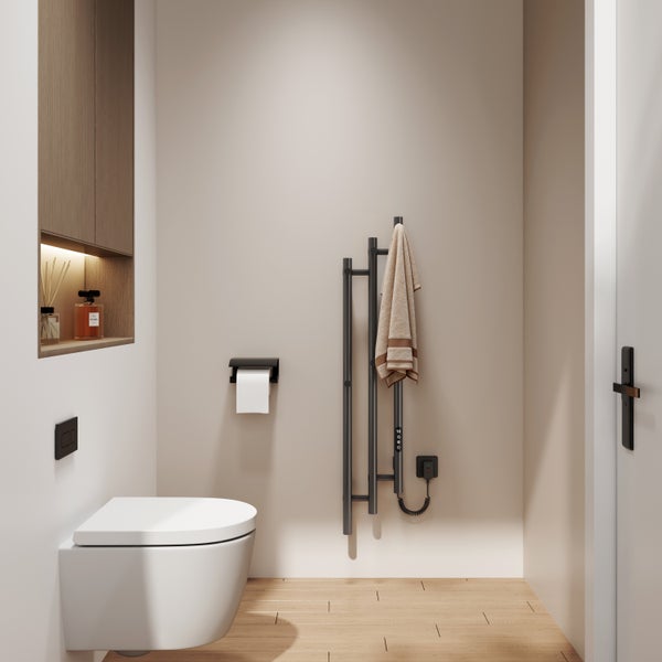 Modernes, helles Badezimmer mit Wand-WC, schwarzem elektrischem Handtuchheizkörper mit Handtuch und eingebautem Holzschrank mit beleuchteter Nische.