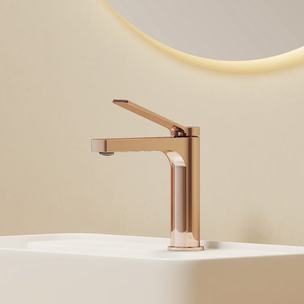 Waschtischarmatur aus Metall auf einem Waschbecken