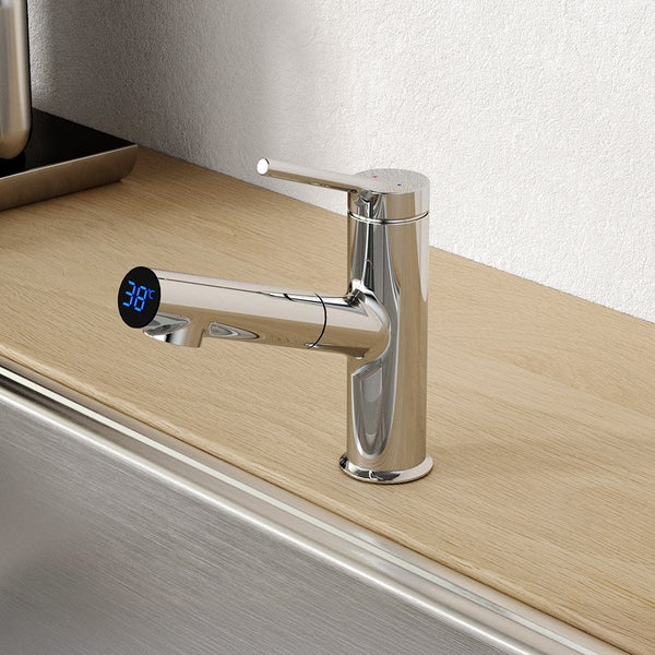 Glänzende Armatur mit digitaler Temperaturanzeige auf einem Holztisch