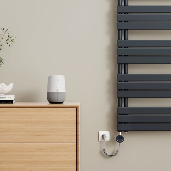 Raumansicht mit Handtuchwärmer, Kommode und Smart Speaker