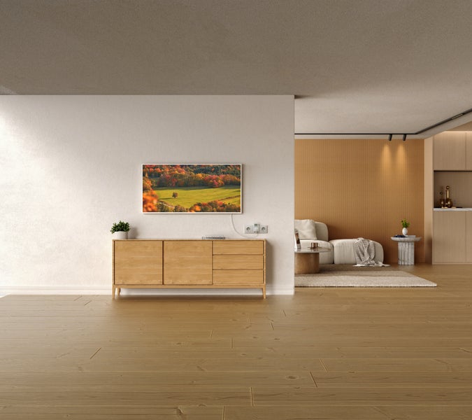 Modernes Wohnzimmer mit Holzkommode, Wandfernseher und angrenzendem Bereich mit Lamellenwand, Sofa und Parkettboden in heller, offener Raumplanung.