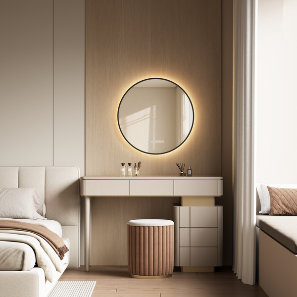 Moderner Schminktisch mit rundem LED Spiegel und gepolstertem Hocker in einem eleganten Schlafzimmer mit Holzverkleidung.