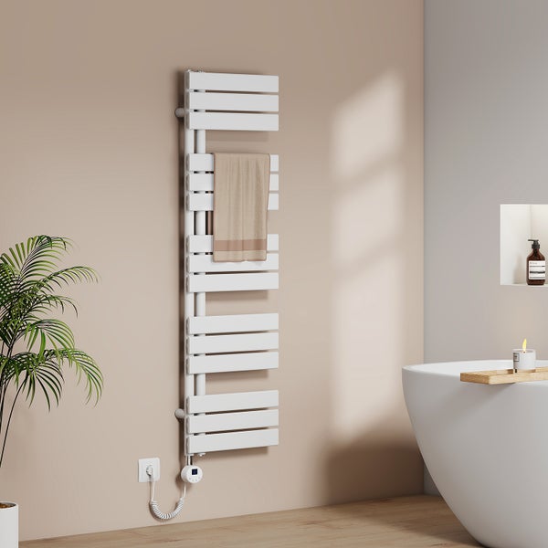 Weißer Handtuchwärmer mit Handtuch im Badezimmer.