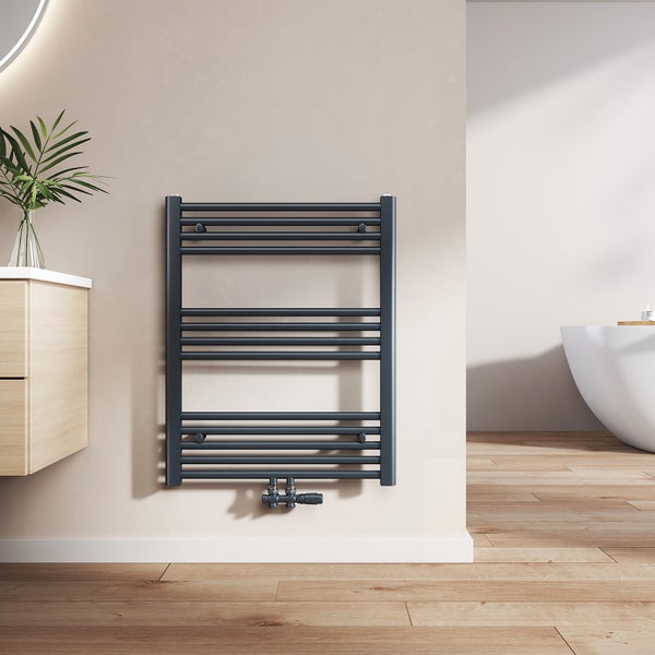 Modernes Badezimmer mit Heizkörper, Waschtisch und Badewanne